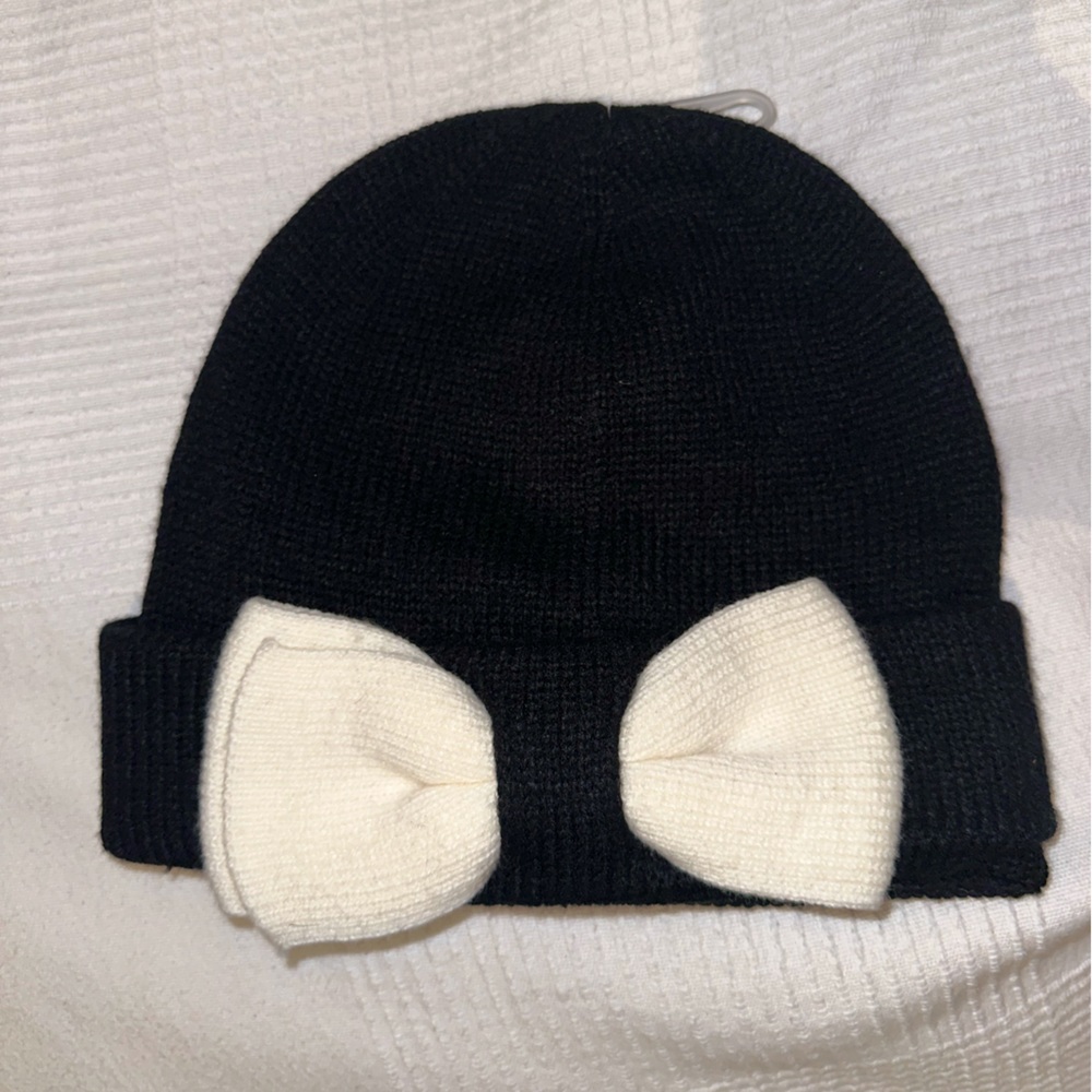 Black beanie with ivory bow